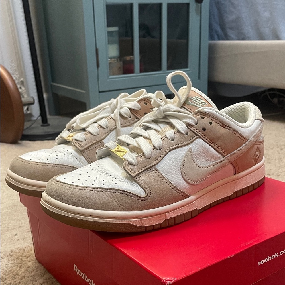 Nike Dunk Low - tan and white